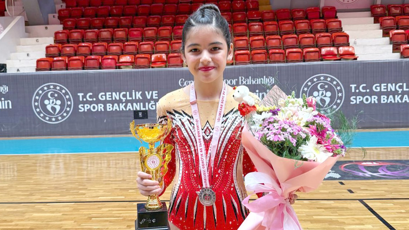 Öğrencilerimizden ELİF GÖKÇE KÜTÜK adlı öğrencimiz ritmik cimnastik kategorisinde Adana 2.
