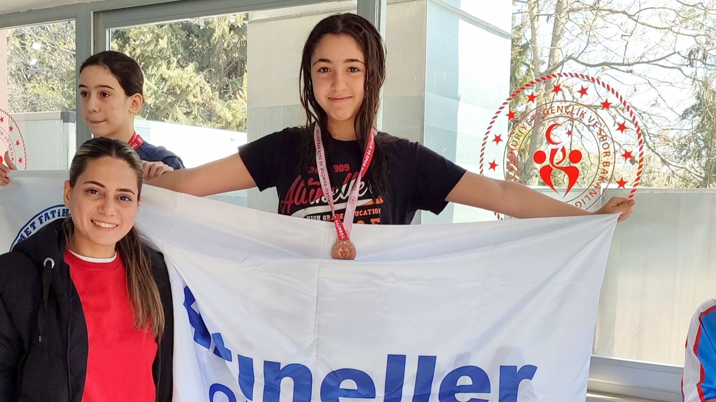 Yüzmede Türkiye derecesi Altınellerin.